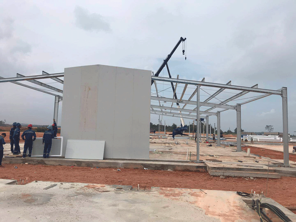  Color steel sandwich panels were installing on the worksite